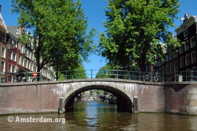 Brug vanaf de gracht