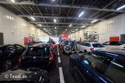 Auto\'s op de boot naar Texel