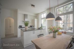 Luxury Upstairs & Downstairs - 1